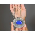Colier accesorizat cu o impresionată amuletă etnică kazakh manufacturat în argint decorat cu lapis lazuli natural 